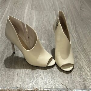 Elegant Vince Camuto White Peep-Toe Heels